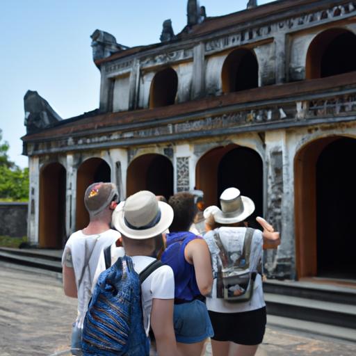 Đoàn khách du lịch ngắm nhìn kiến trúc của Kim Sơn Hồ Điệp